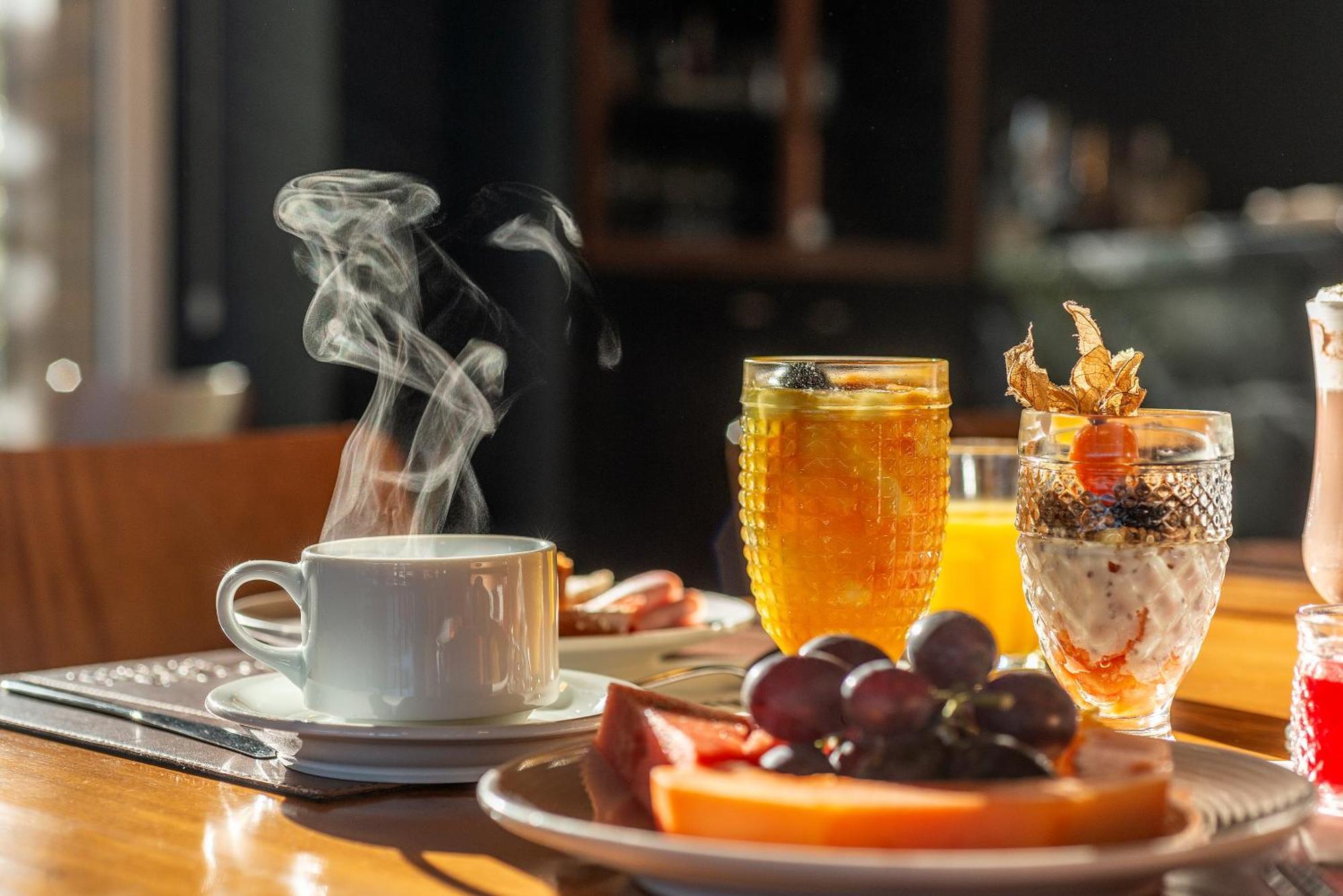 Hotel Laghetto Stilo Borges グラマド エクステリア 写真 A breakfast with coffee, fruit, and orange juice