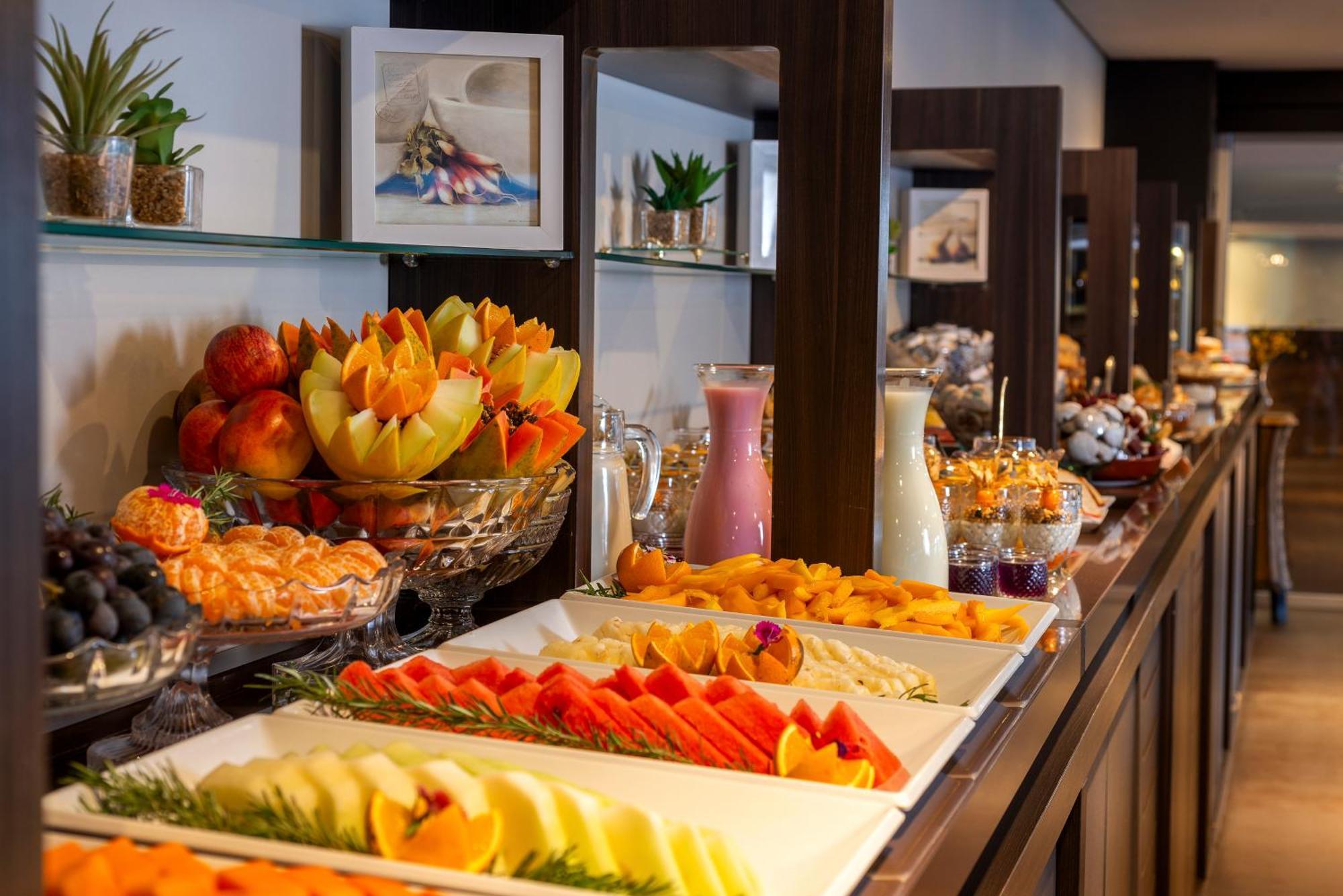 Hotel Laghetto Stilo Borges グラマド エクステリア 写真 A fruit salad buffet