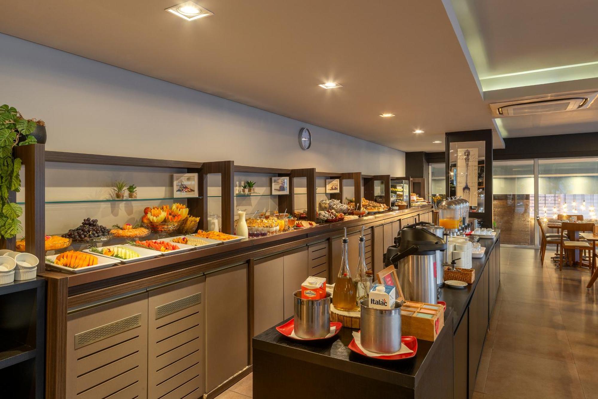 Hotel Laghetto Stilo Borges グラマド エクステリア 写真 A buffet at a hotel