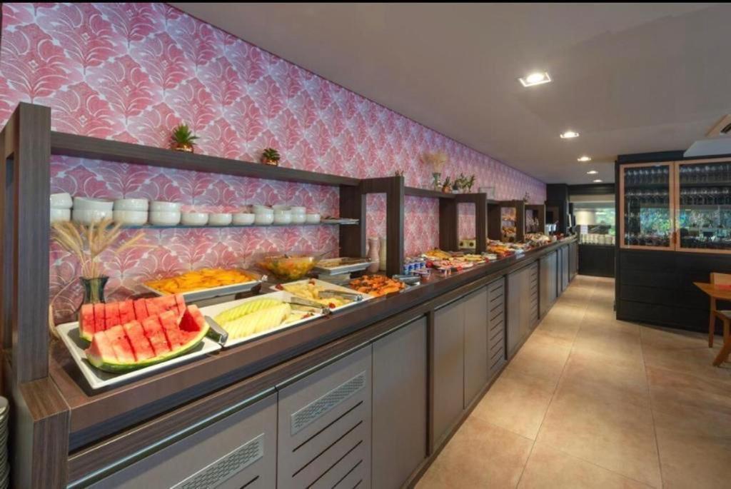 Hotel Laghetto Stilo Borges グラマド エクステリア 写真 The buffet at the restaurant